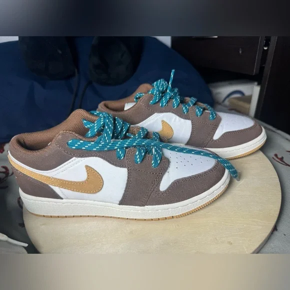 Jordan 1 low kids Brown and White Sneakers - Picture 3 of 5